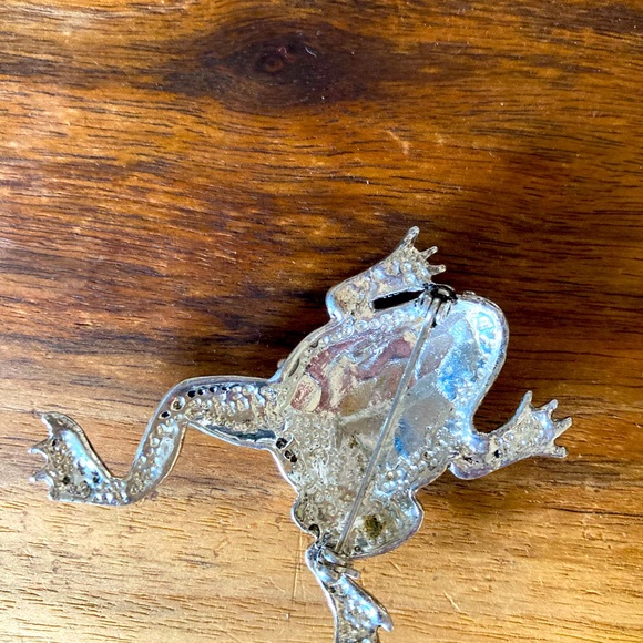 Leaping Frog Brooch - Picture 4 of 4